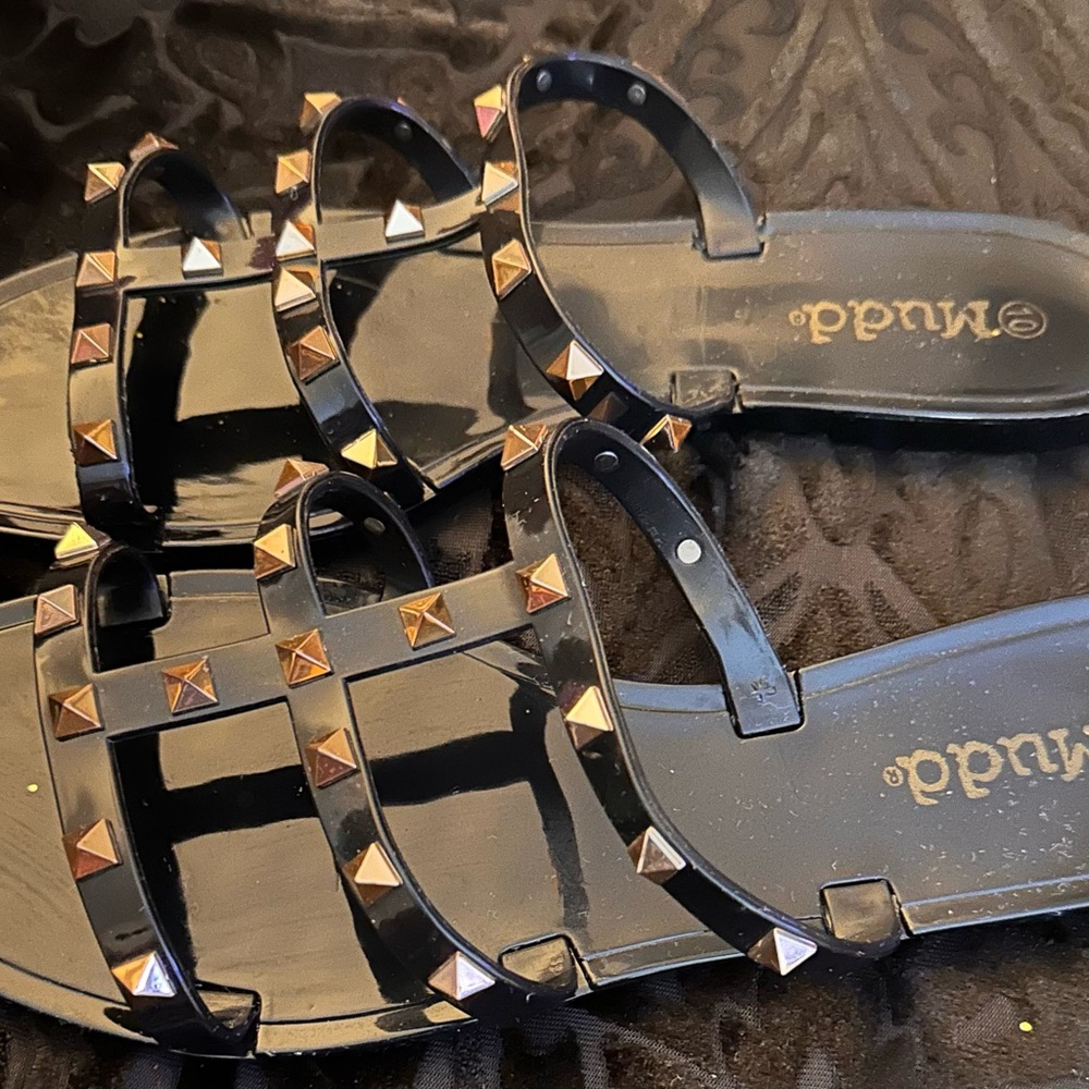 Mudd Black Papaya Sandals with Gold Studs